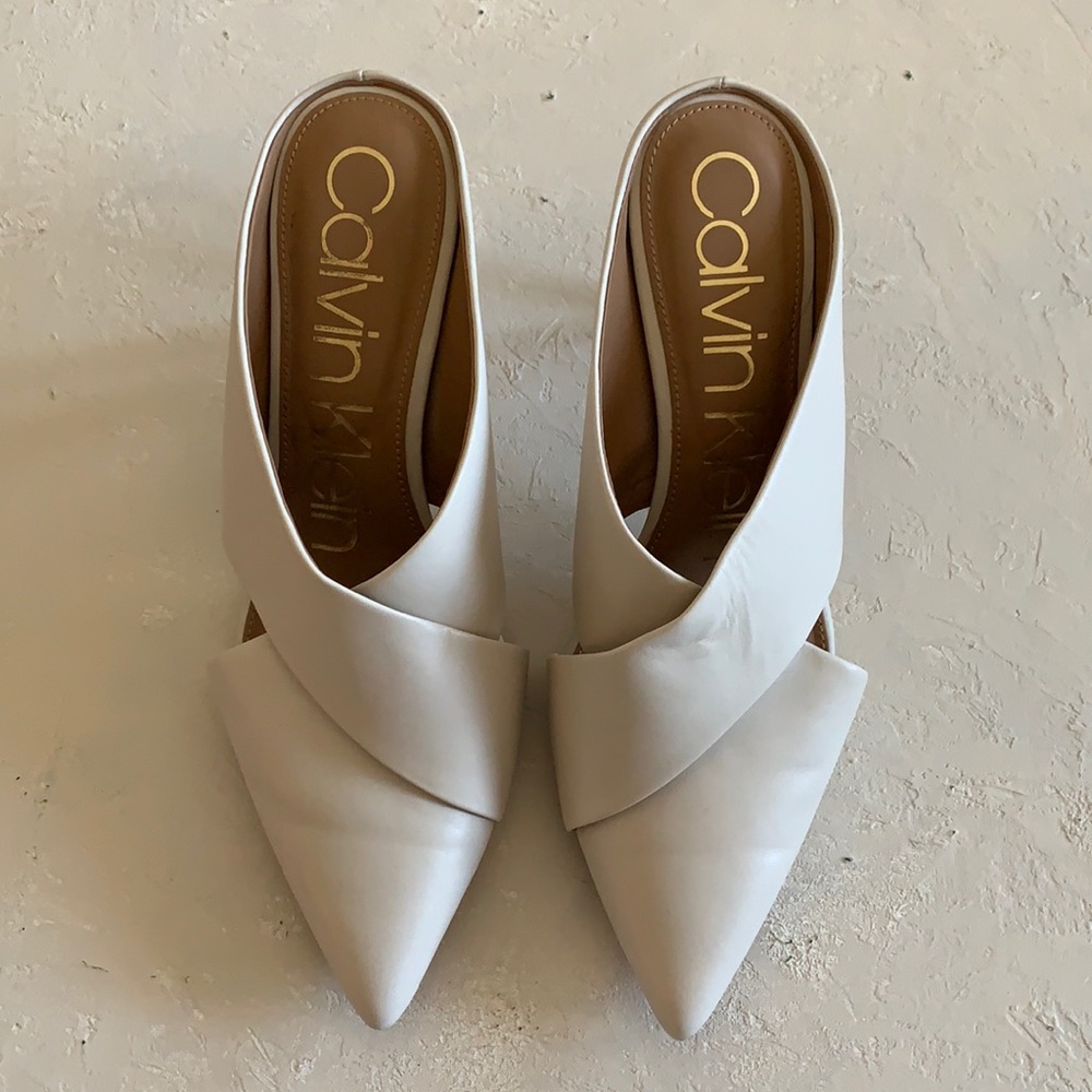Calvin Klein Cross pumps